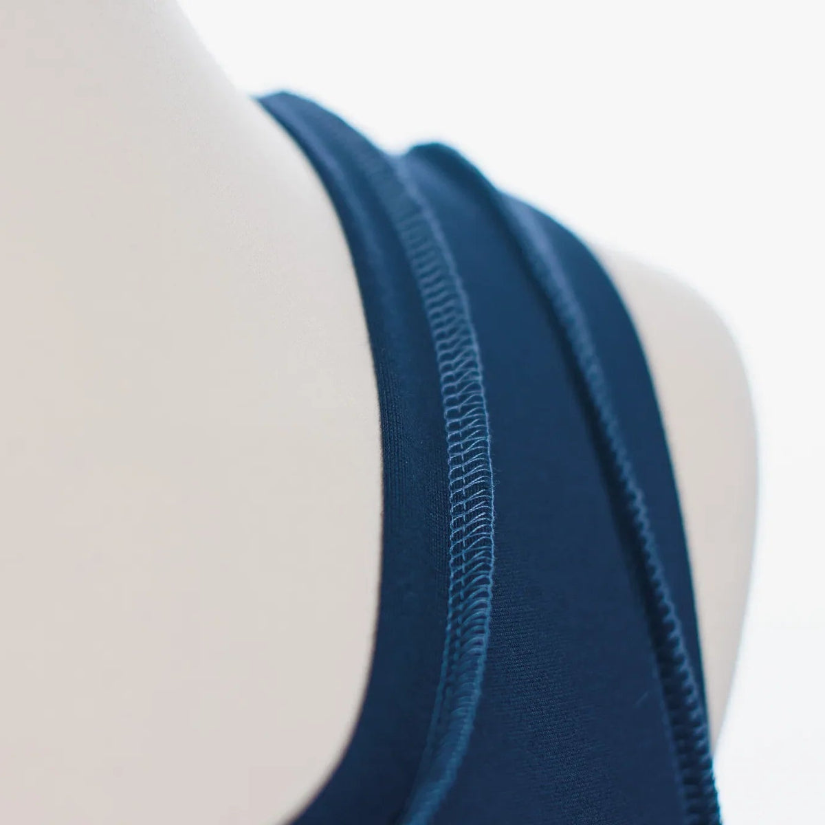 Surjeteuse-recouvreuse BERNINA L 890 — reportage atelier