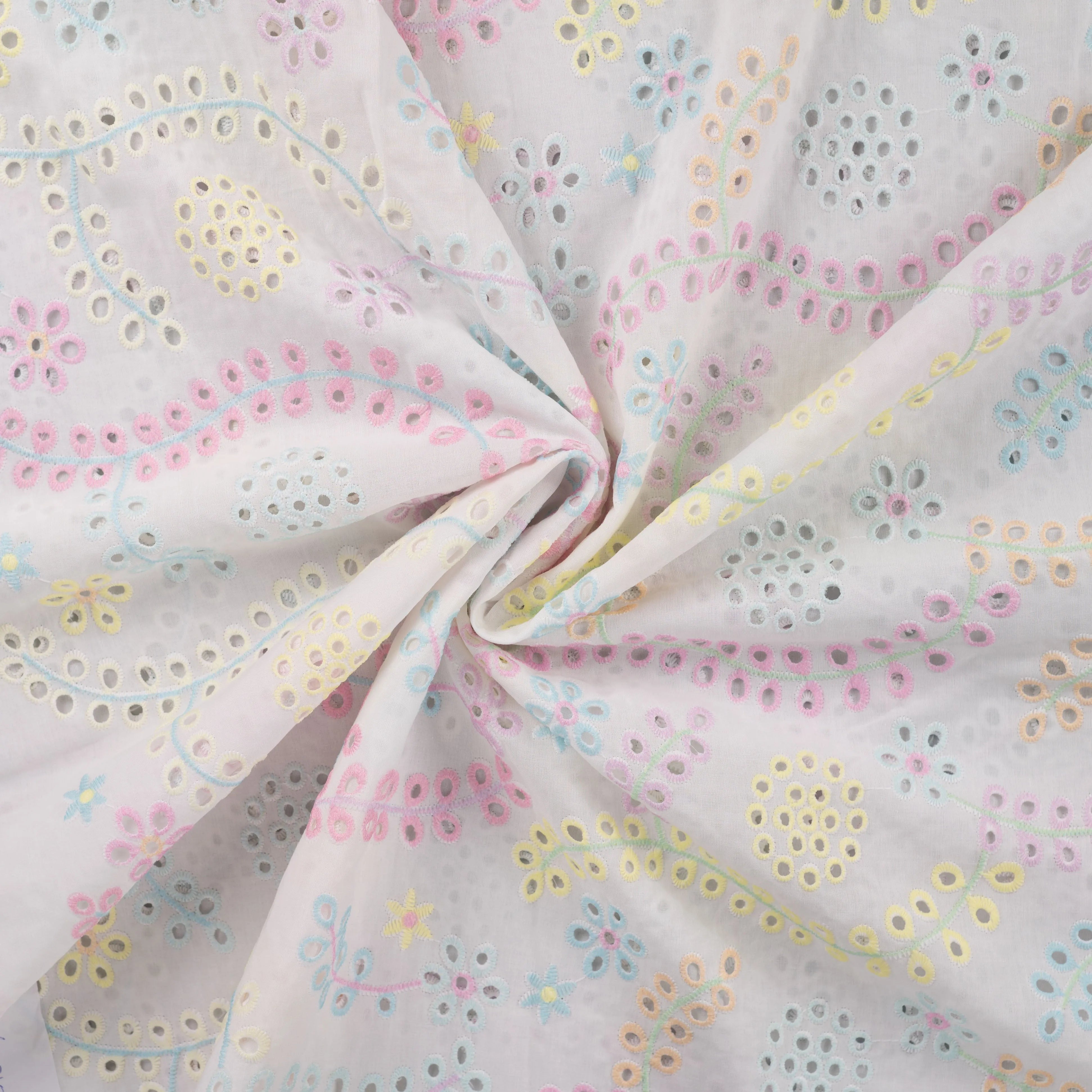 Tissu coton à broderie fleurs pastel