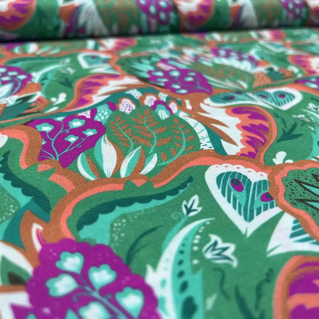 Tissu Coton Style Liberty – Fleurs Vertes et Violettes