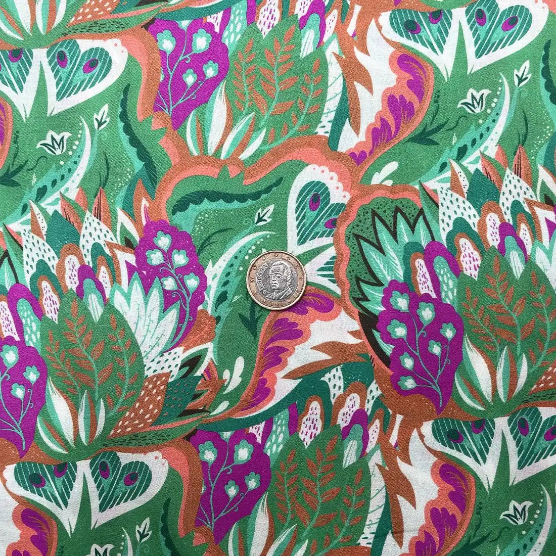 Tissu Coton Style Liberty – Fleurs Vertes et Violettes