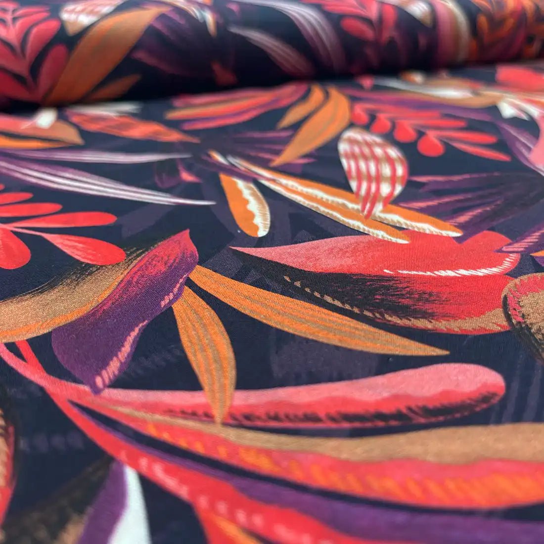 Tissu Coton Style liberty Végétal – Feuillage Rouge et Orange sur Fond Noir