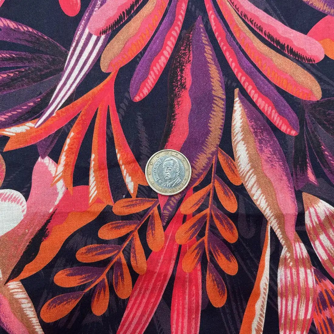 Tissu Coton Style liberty Végétal – Feuillage Rouge et Orange sur Fond Noir