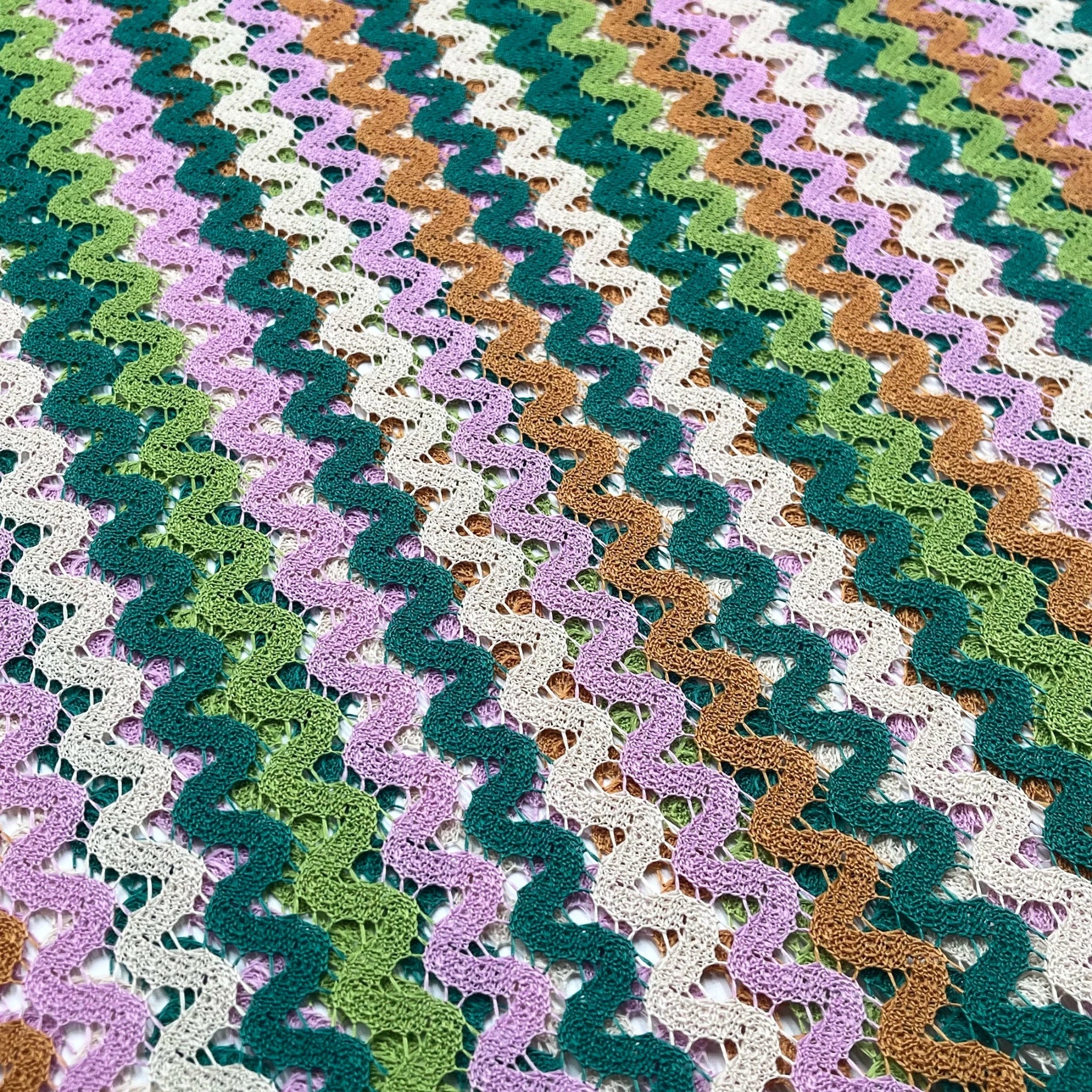 Tissu crochet rayures ondulées colorées2