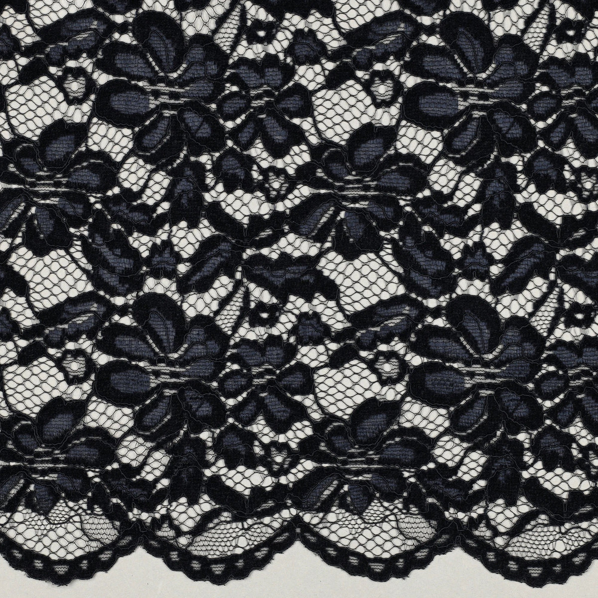 Tissu dentelle bleu marine fleurie à bord festonné
