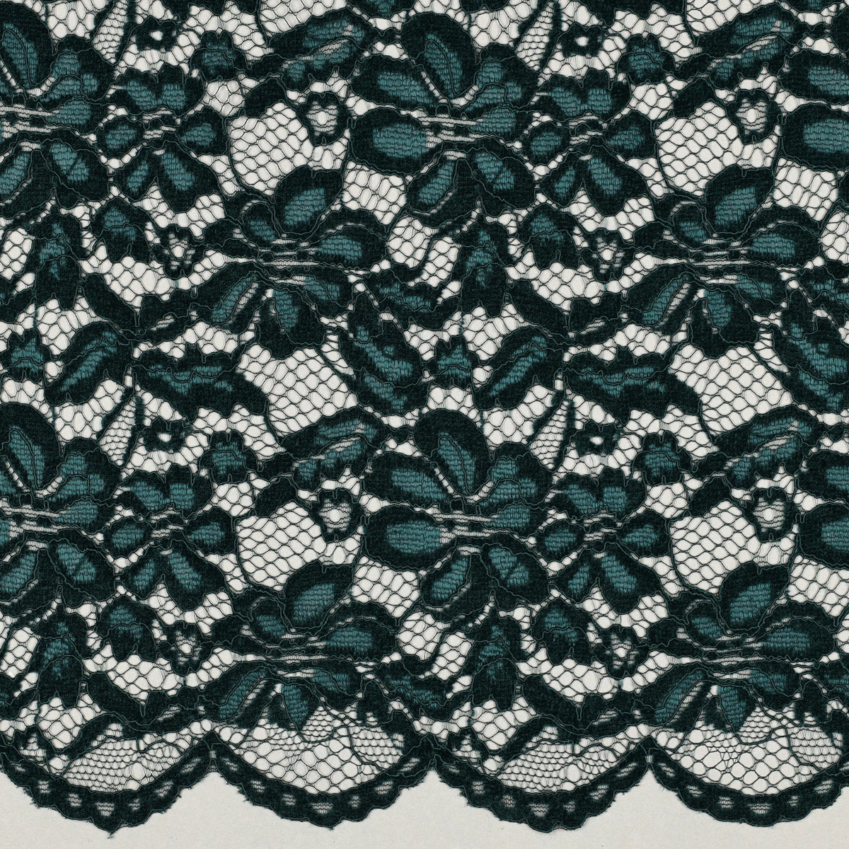 Tissu dentelle vert émeraude fleurie à bord festonné