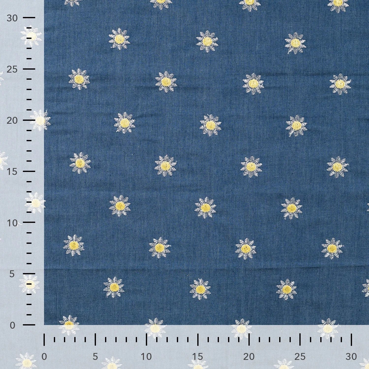 Tissu jeans fin à broderie pâquerette