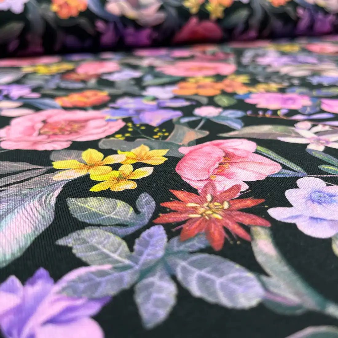 Tissu jersey de coton "Fleurs romantique " violet & rose sur fond noir