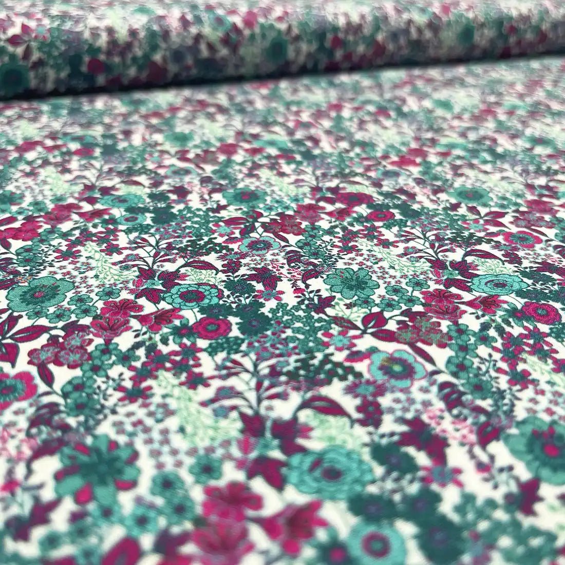 Tissu Liberty Coton – Motif Floral Violet, Fuchsia et Vert