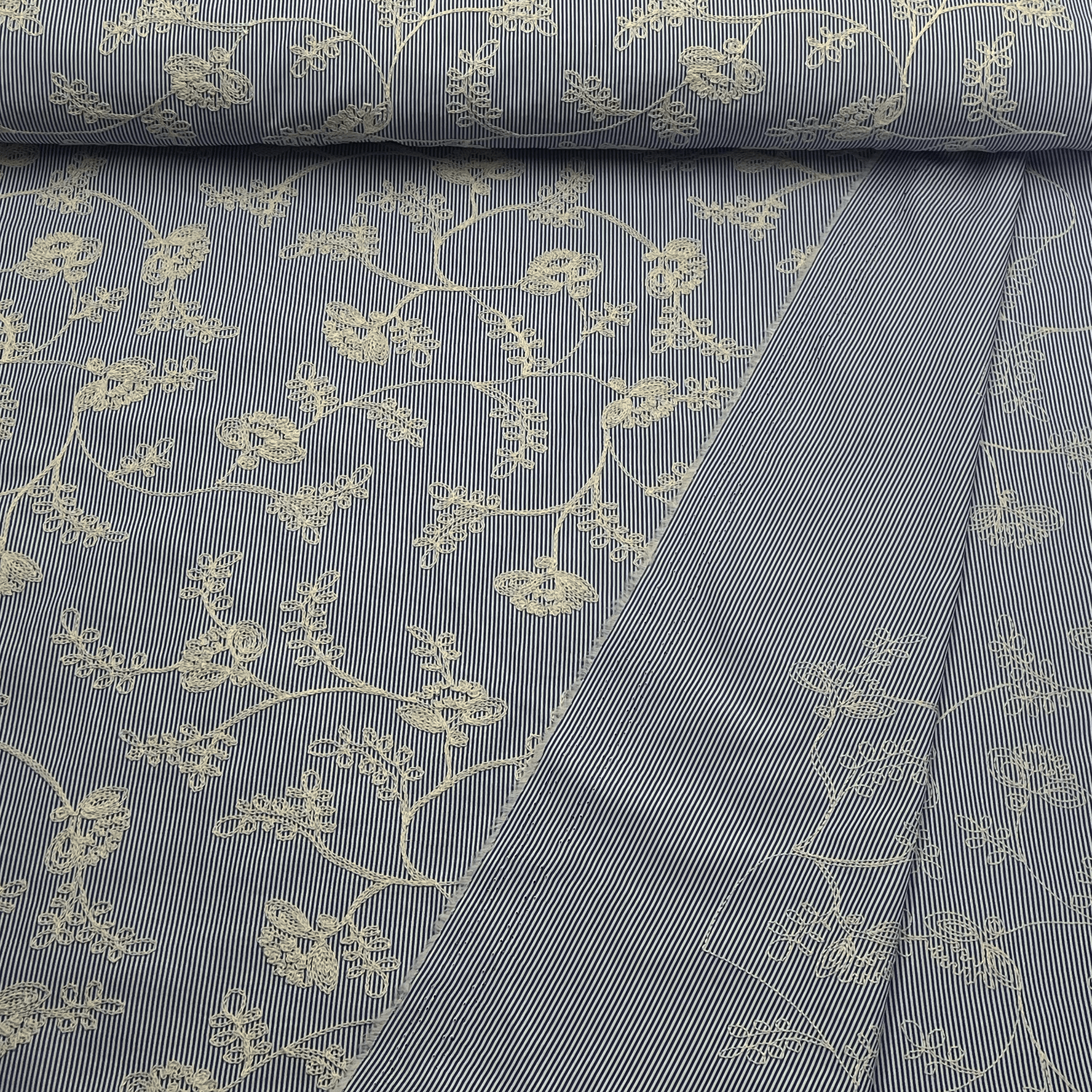 Tissu ligné rayé bleu avec broderie cachemire fleurie