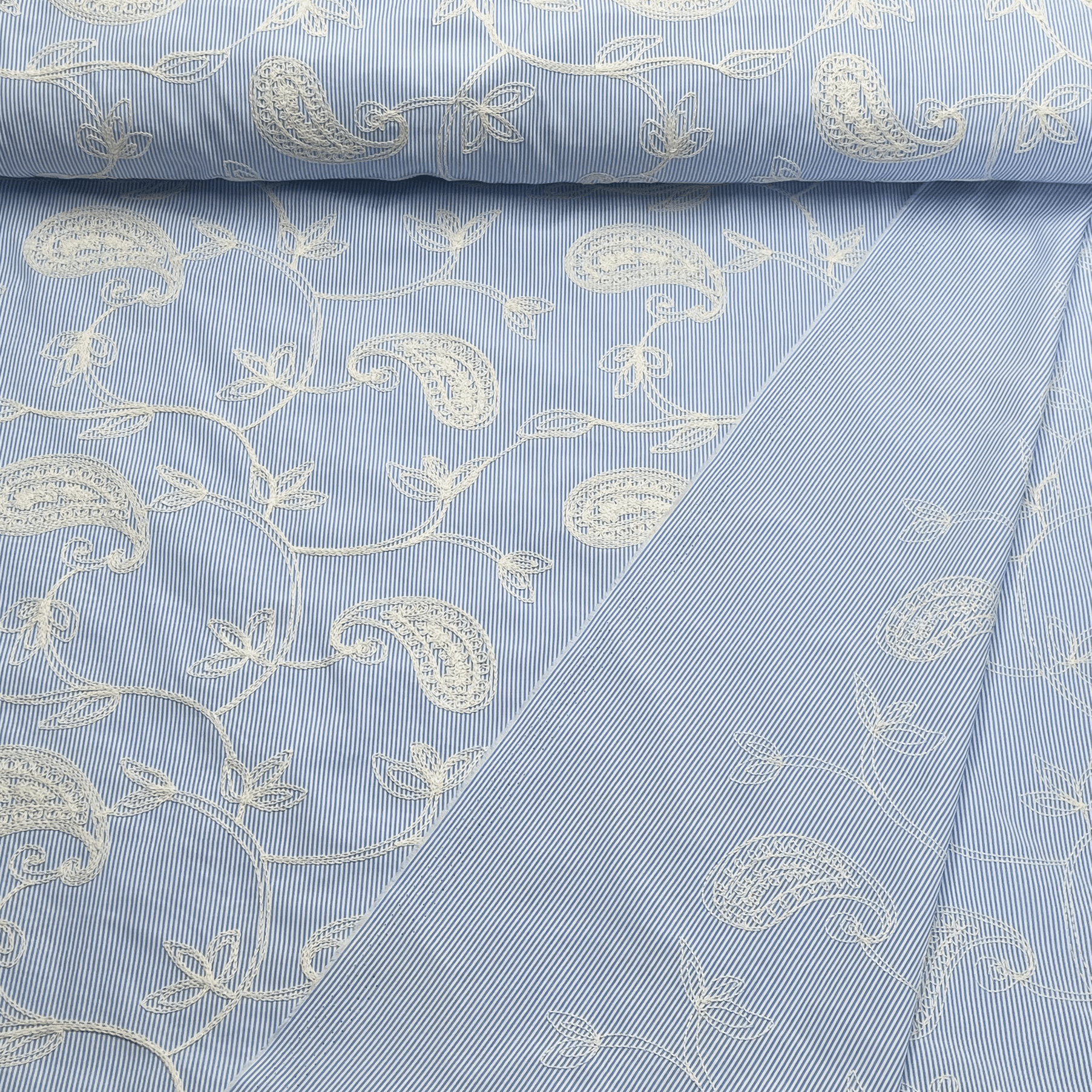 Tissu ligné rayé bleu clair avec broderie cachemire fleurie2