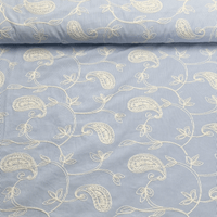 Tissu ligné rayé bleu clair avec broderie cachemire fleurie
