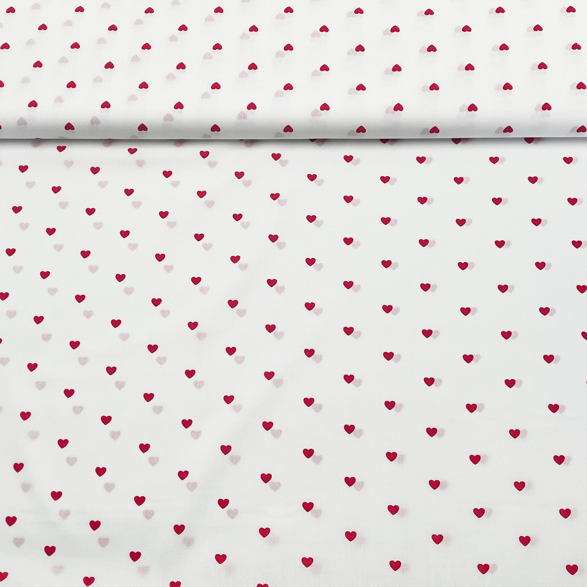 Tissu Popeline de coton cœurs sur fond blanc