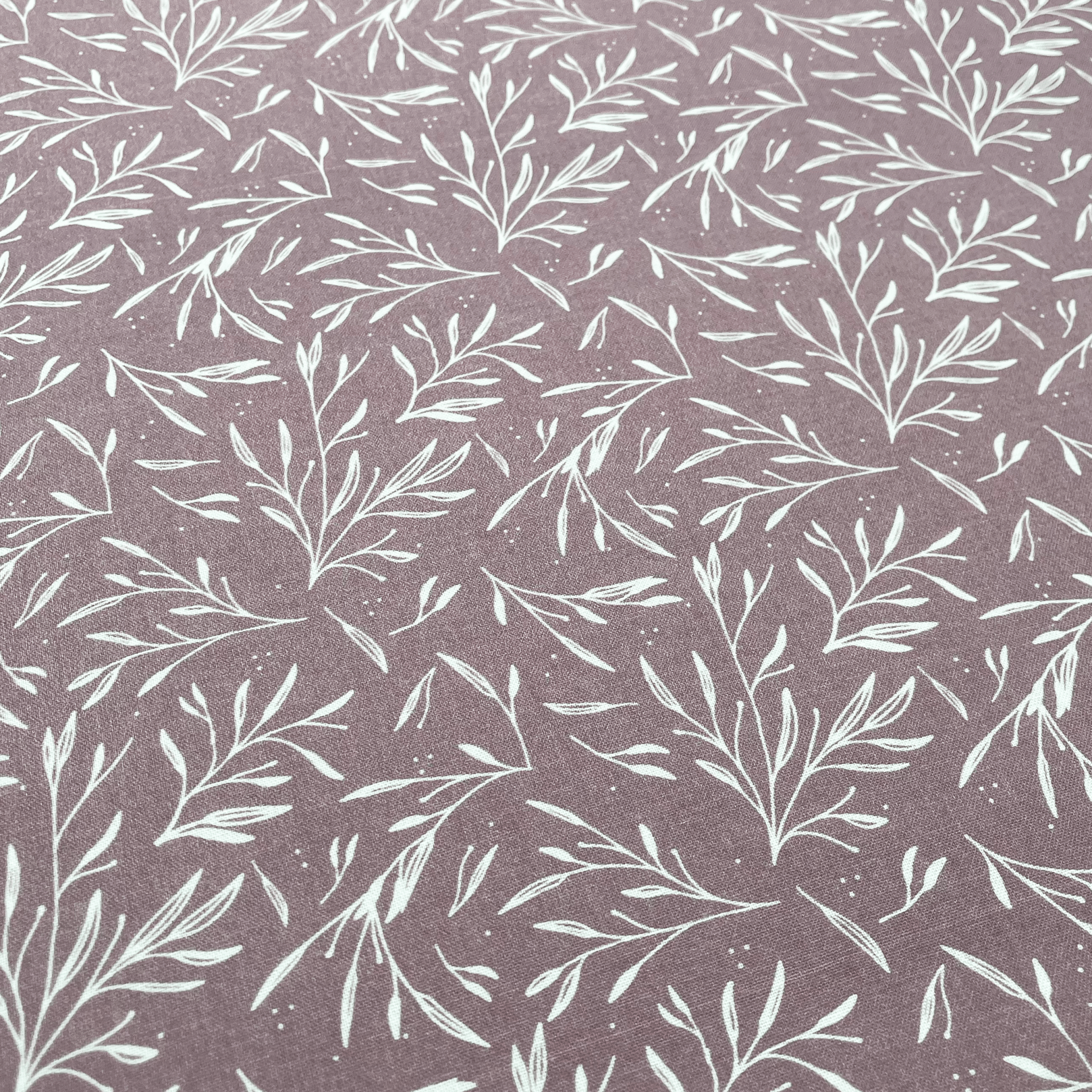 Tissu Popeline de coton feuillage blanc sur fond mauve2