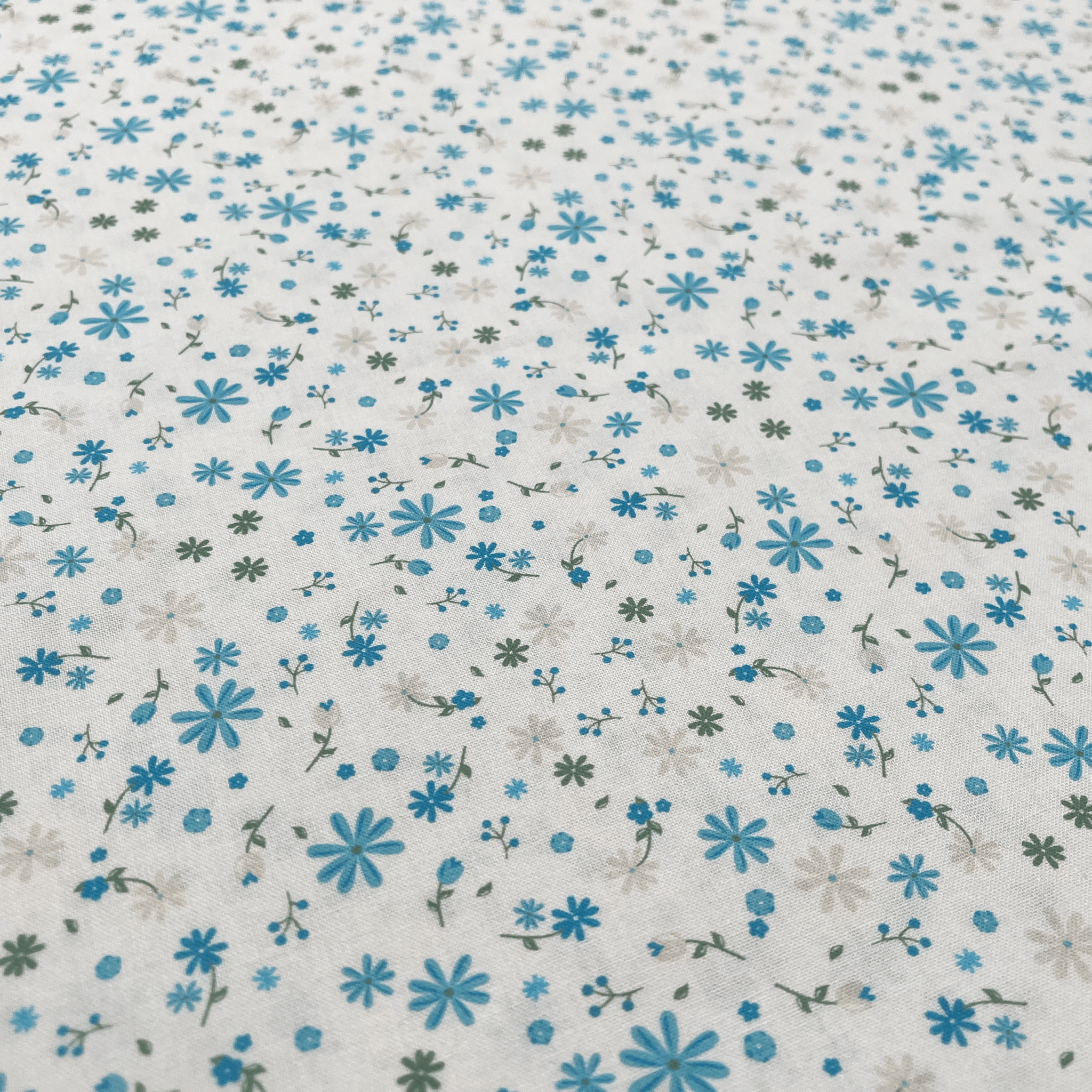 Tissu Popeline de coton fleurs bleues et vertes