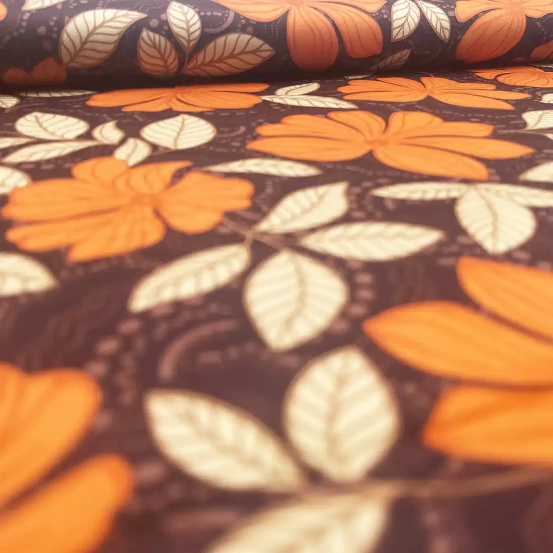 Tissu Satin de Coton à motifs floraux orange