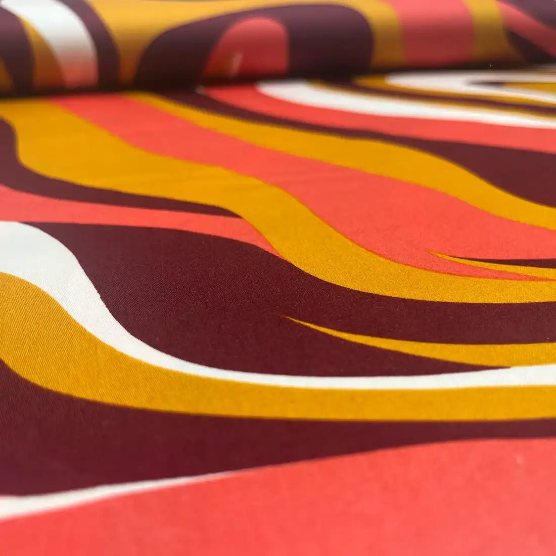 Tissu satin de coton "Vagues Chaleureuses" style seventies