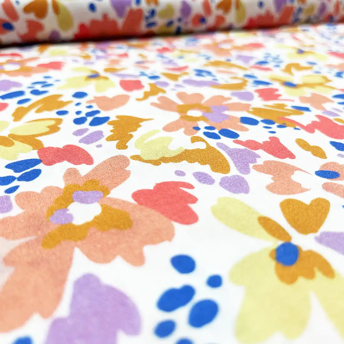 Tissu Liberty Stylisé – Motif Floral Coloré sur Fond Écru