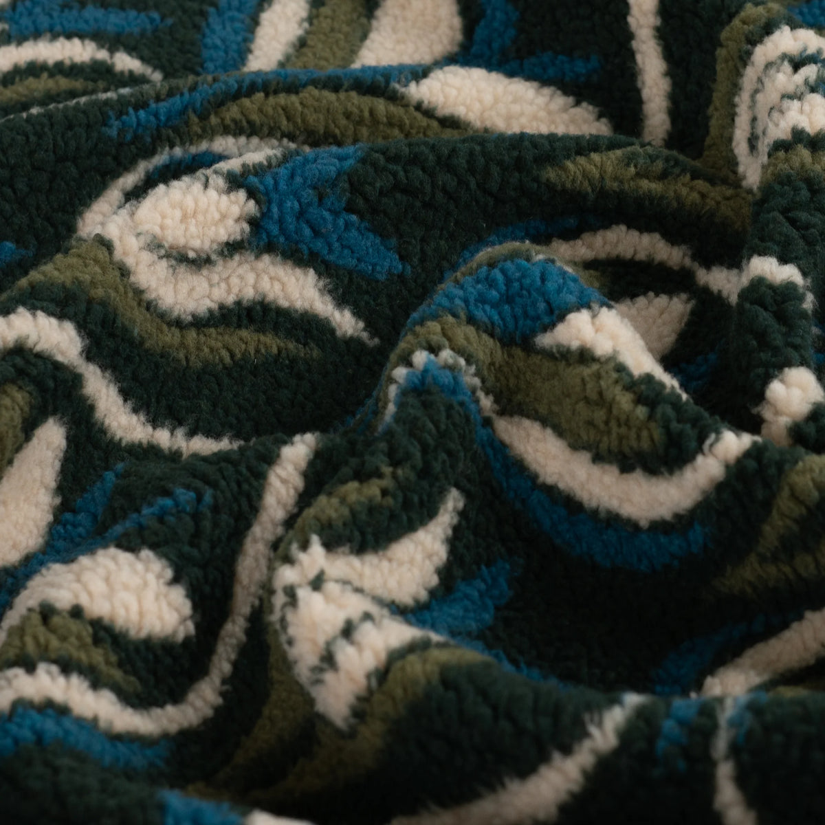 Tissu sherpa teddy tulipes pétrole, détail de la texture bouclée