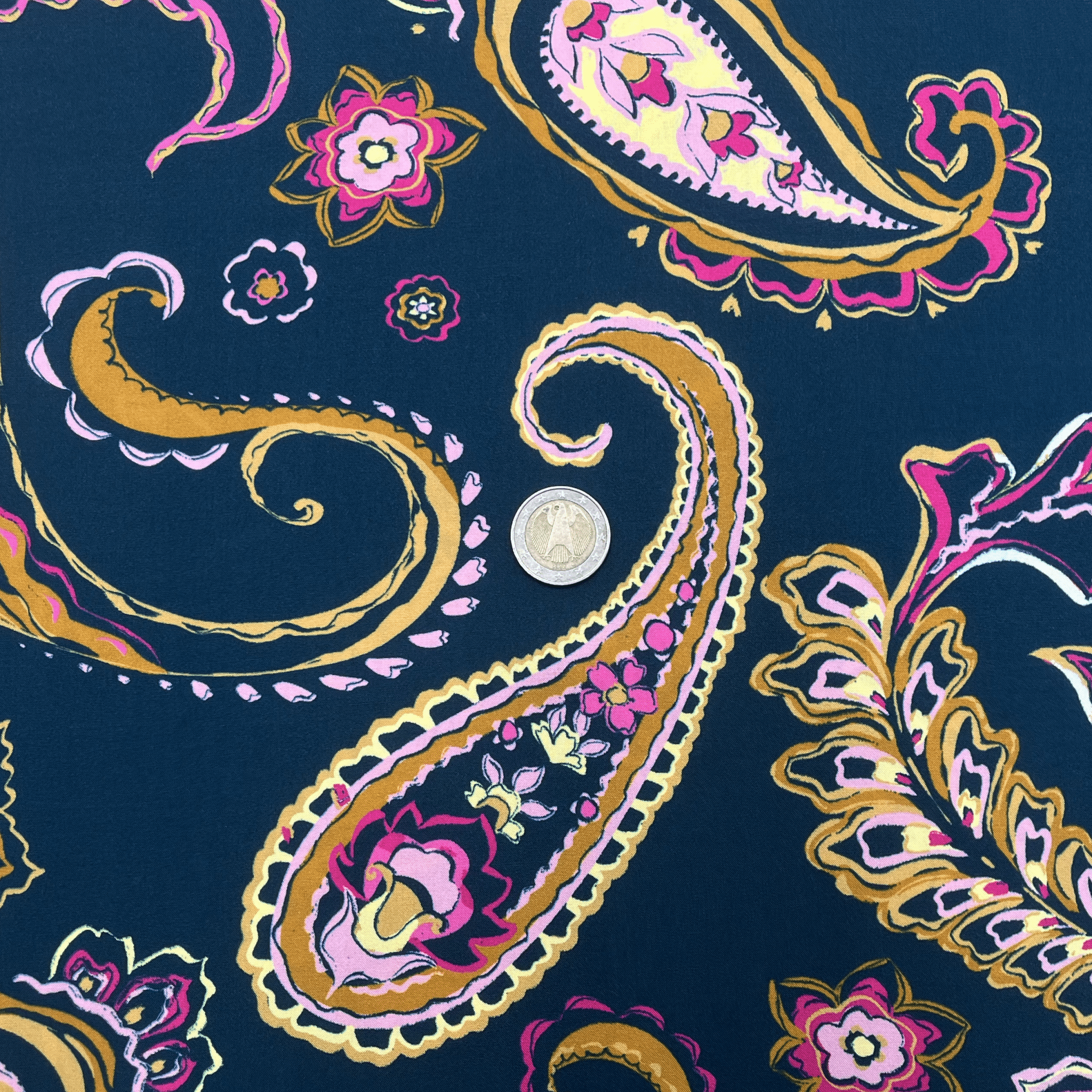 Tissu viscose fleurs cachemire sur fond Bleu