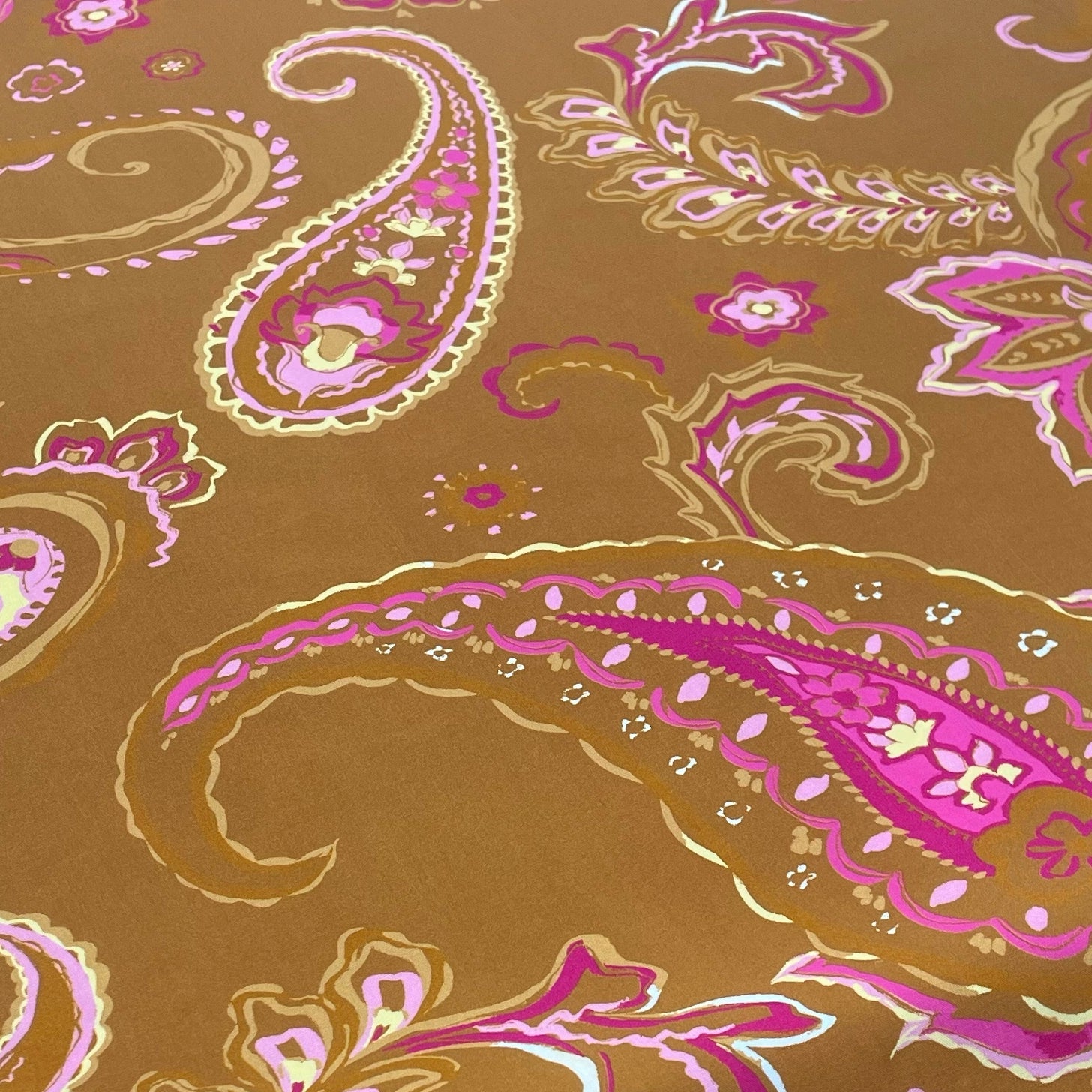 Tissu viscose fleurs cachemire sur fond Ocre