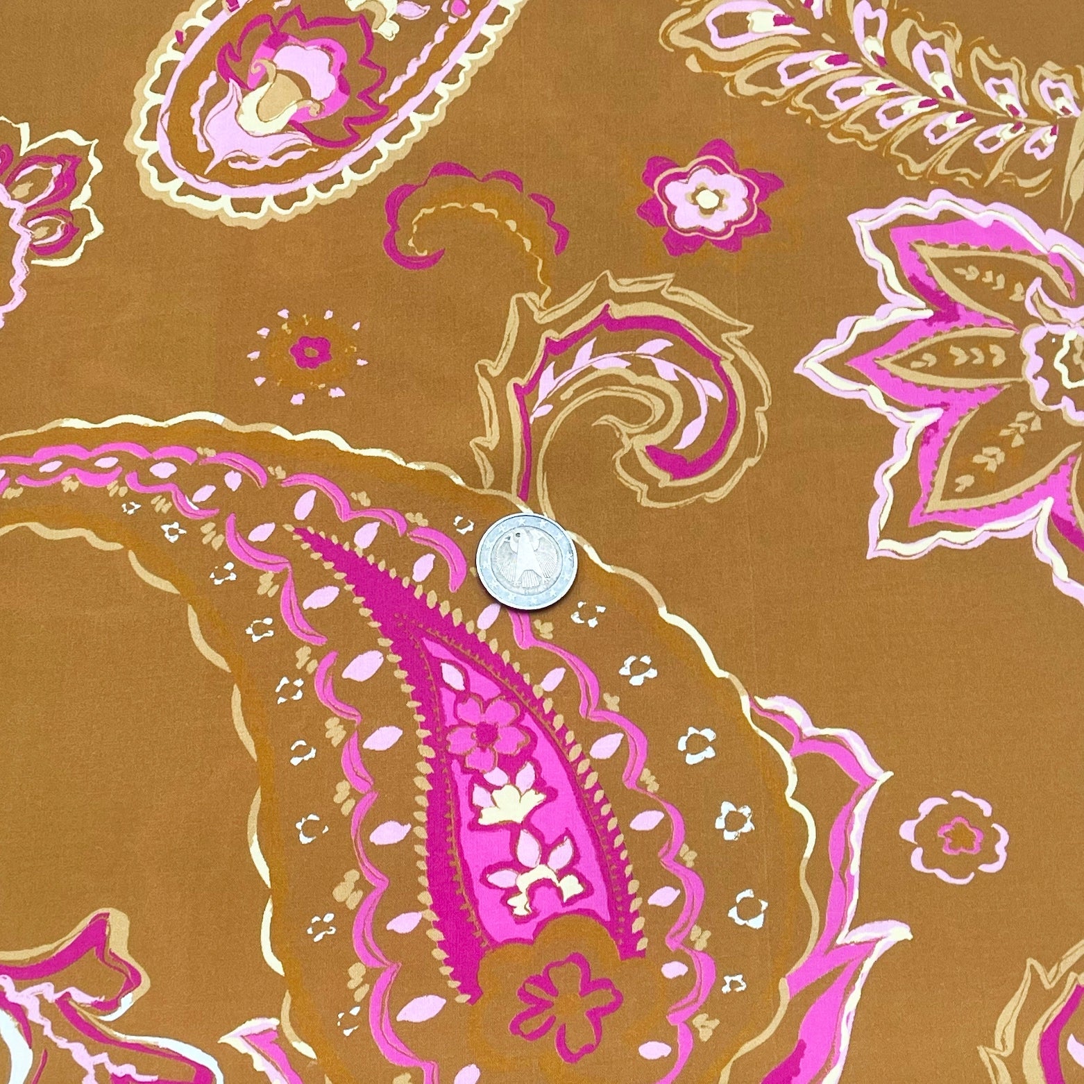 Tissu viscose fleurs cachemire sur fond Ocre