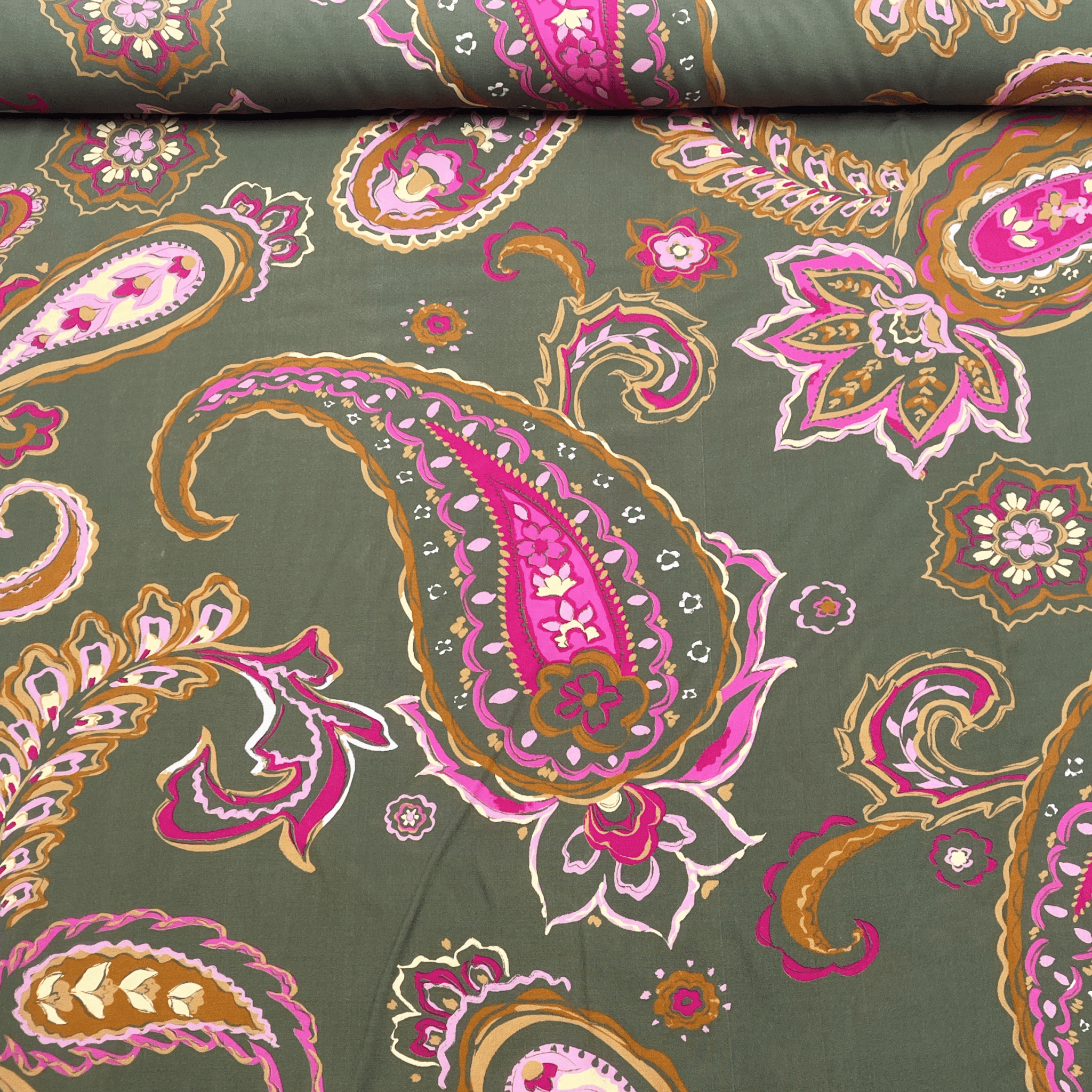 Tissu viscose fleurs cachemire sur fond Vert