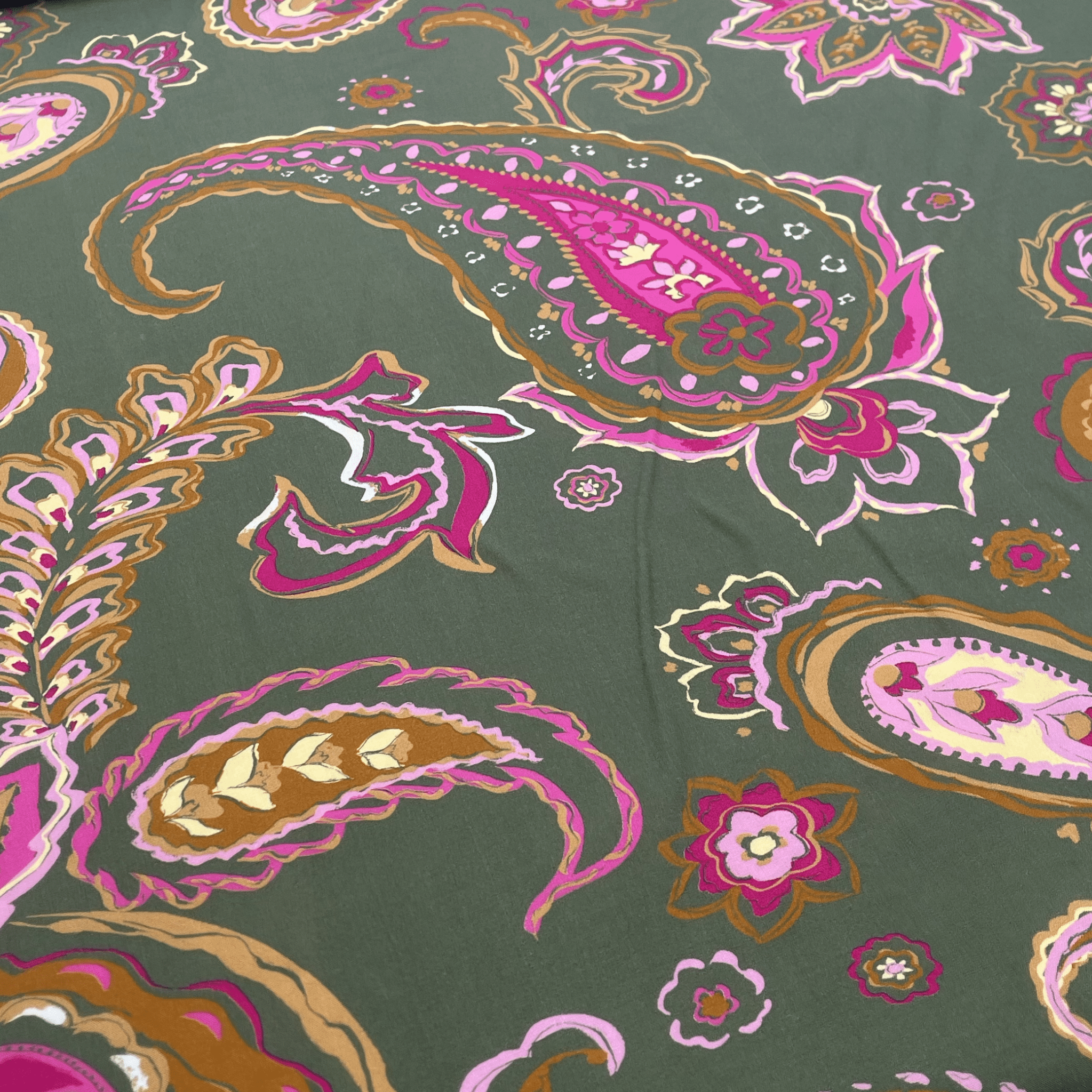 Tissu viscose fleurs cachemire sur fond Vert3