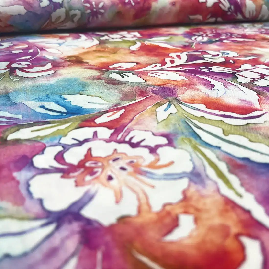Tissu viscose fleurs et feuillage sur fond multicolore effet aquarelle