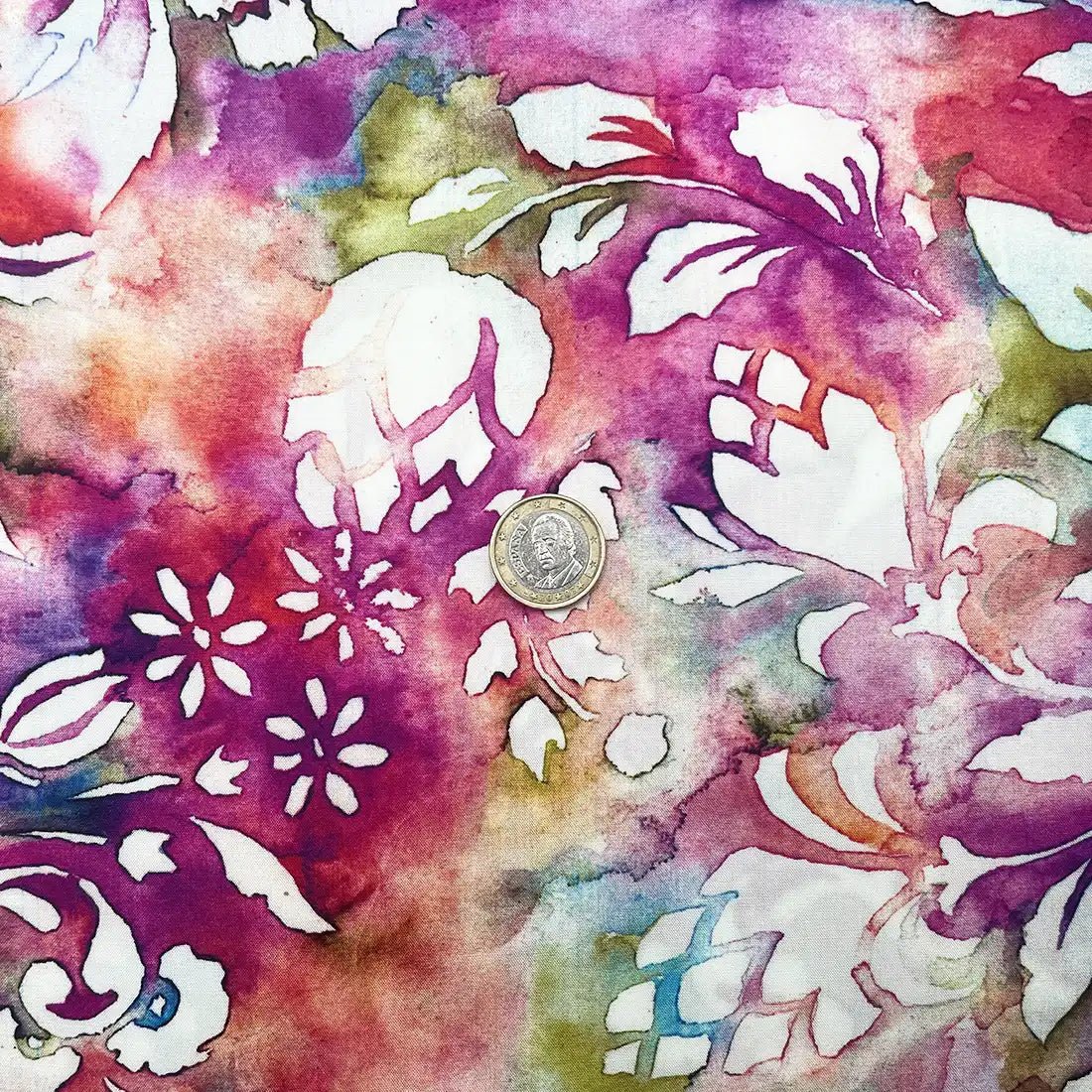 Tissu viscose fleurs et feuillage sur fond multicolore effet aquarelle