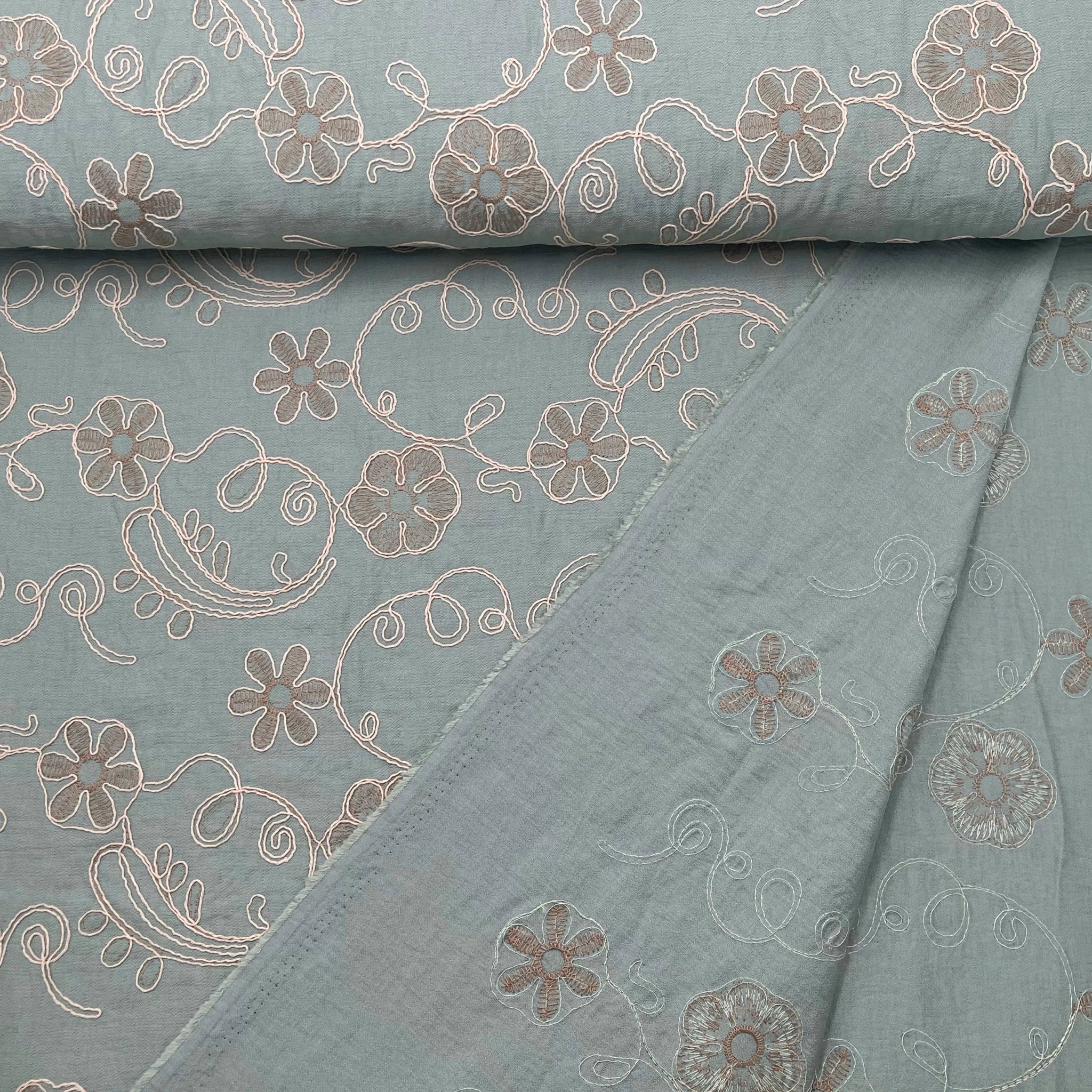 Tissu viscose menthe avec broderie fleur