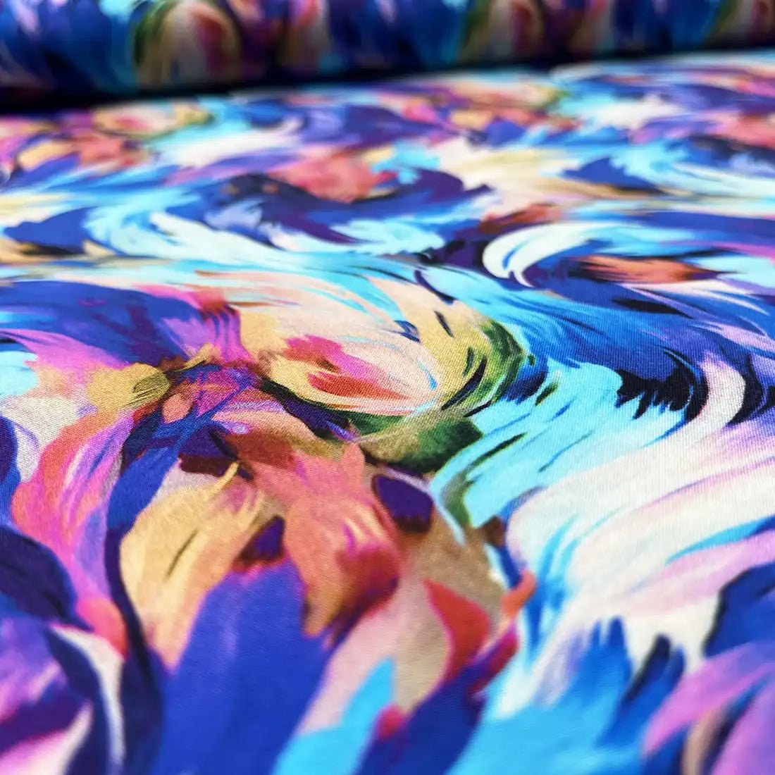 Tissu Viscose Tourbillon Chromatique – Fluidité et Éclat Artistique