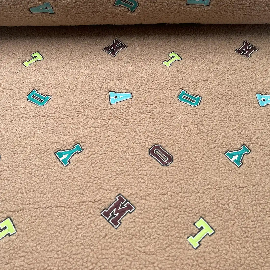 Tissus fausse fourrure Camel sherpa à Lettres Brodées
