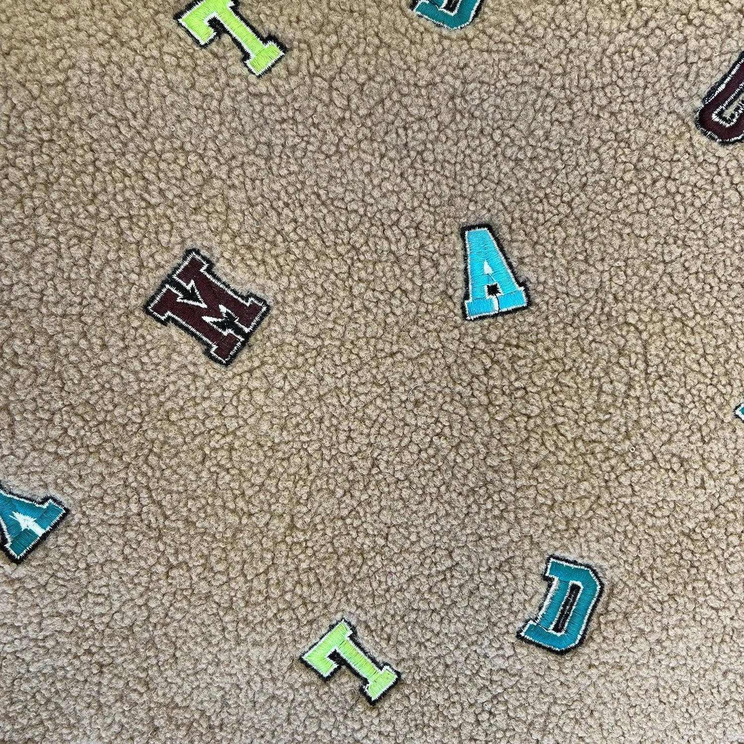 Tissus fausse fourrure Camel sherpa à Lettres Brodées